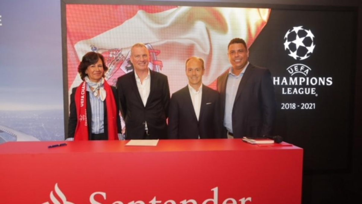 Ana Botín, presidenta del Banco Santander, junto con Guy-Laurent, director de márketing de UEFA Events, Rami Aboukhair, de Santander España, y Ronaldo Nazario.