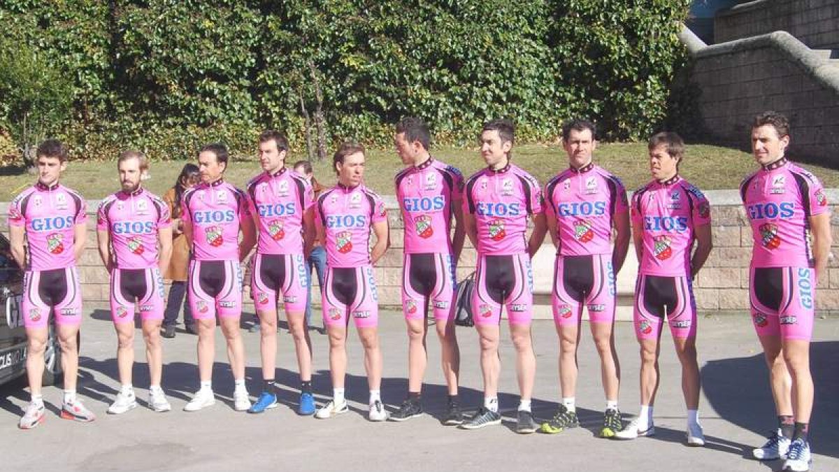 Parte de los ciclistas de la formación leonesa en su presentación.