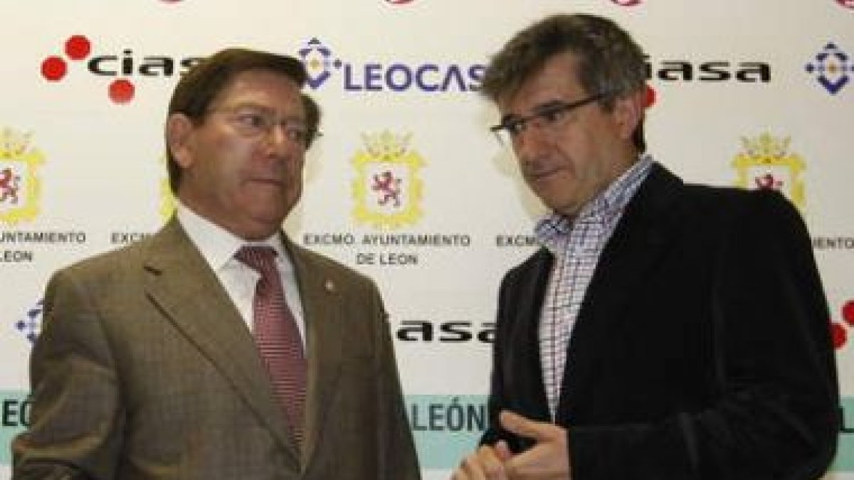 Francisco Fernández, a la derecha, conversa con Domingo Cueto en la sala de prensa del club.