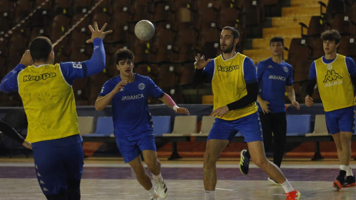 El Abanca Ademar, en un entrenamiento en el Palacio, visita hoy la pista del BM Huesca. FERNANDO OTERO