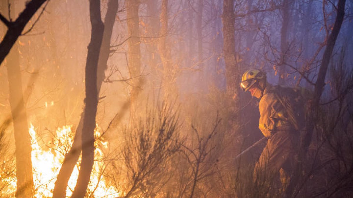 Incendio forestal en la provincia de León. F. OTERO PERNANDONES (ARCHIVO)