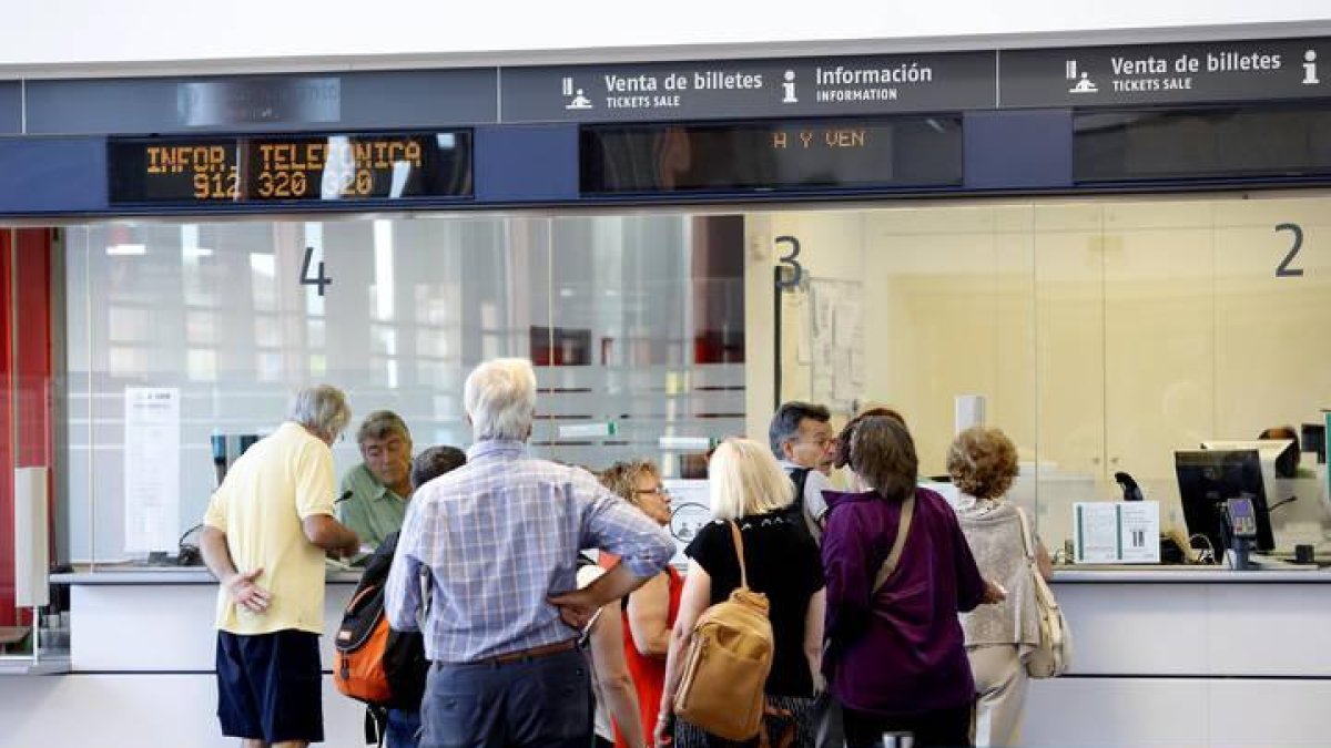 Despacho de billetes en la estación de Renfe de León.