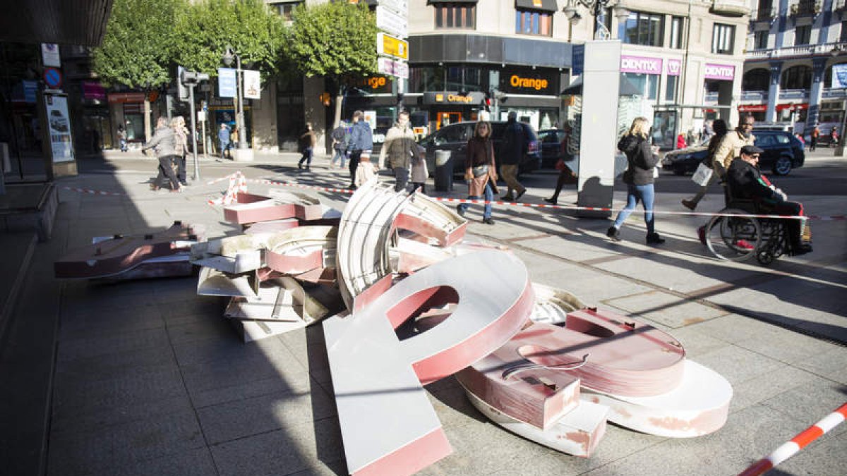 Operarios retiraron ayer la gigantesca imagen del toro. FERNANDO OTERO