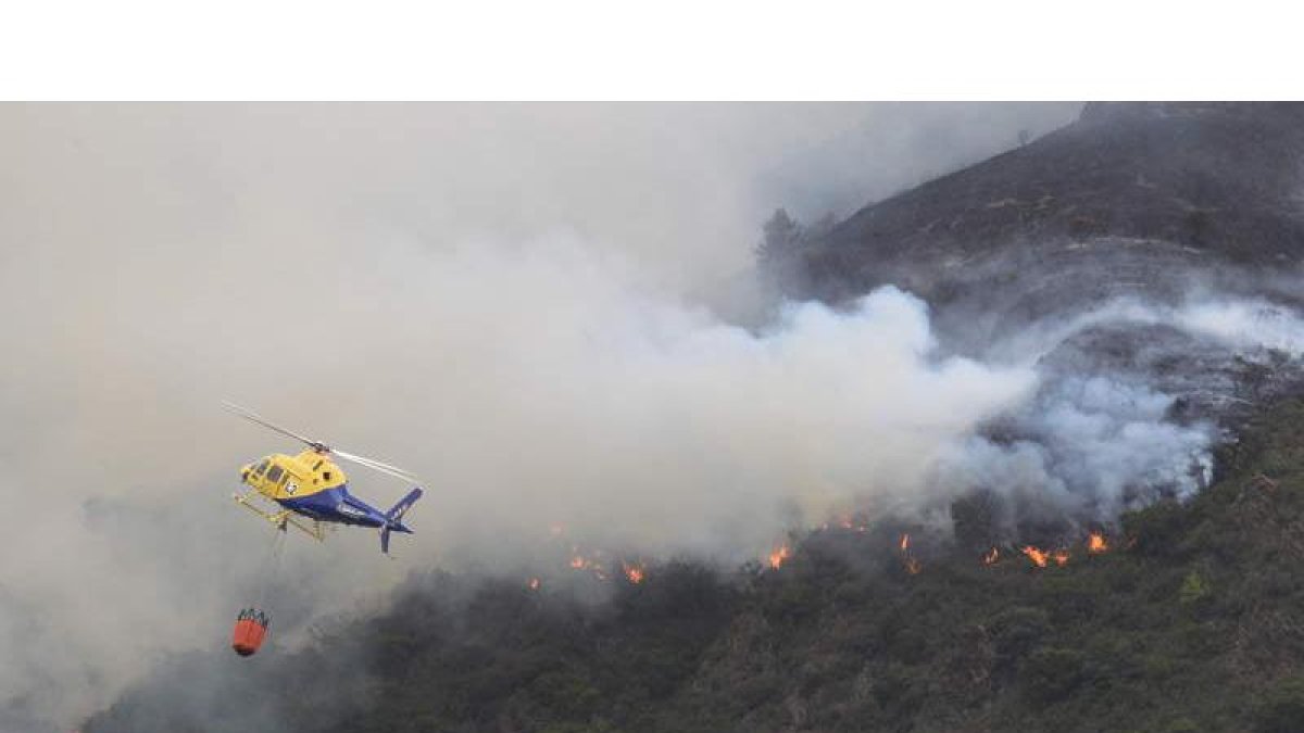 Un helicóptero, en plena faena en los montes de Toreno.