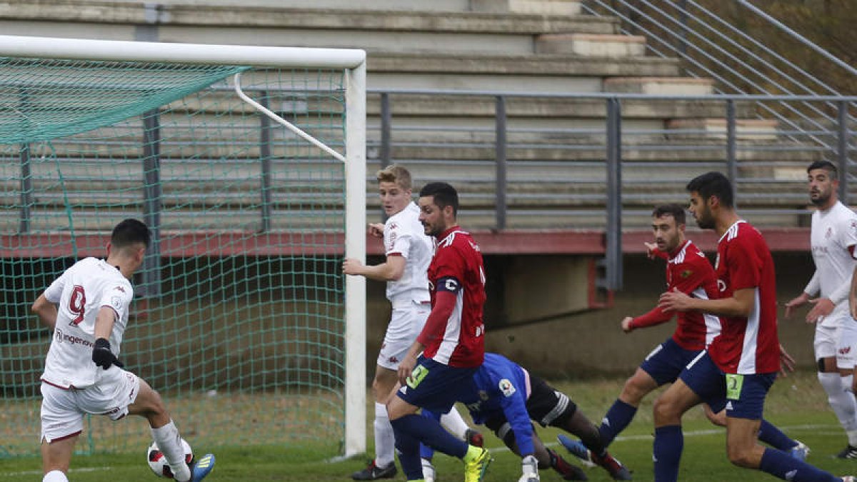 Altube fue el primero en superar al meta abulense pero su gol fue anulado por fuera de juego. F. OTERO