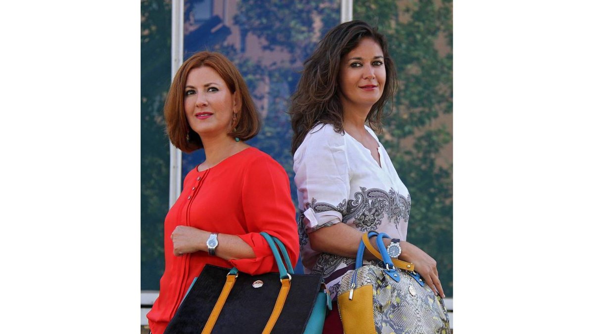 Begoña (I) y Amaya Gutiérrez Valcarce (D), propietarias de la firma leonesa Valgut&Bag