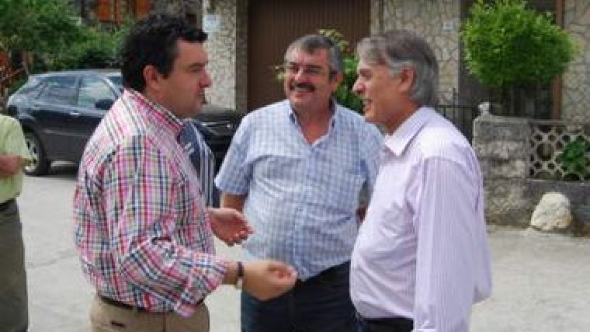 Rubio entre el presidente comarcal y el subdelegado del Gobierno, en una visita a Candín.