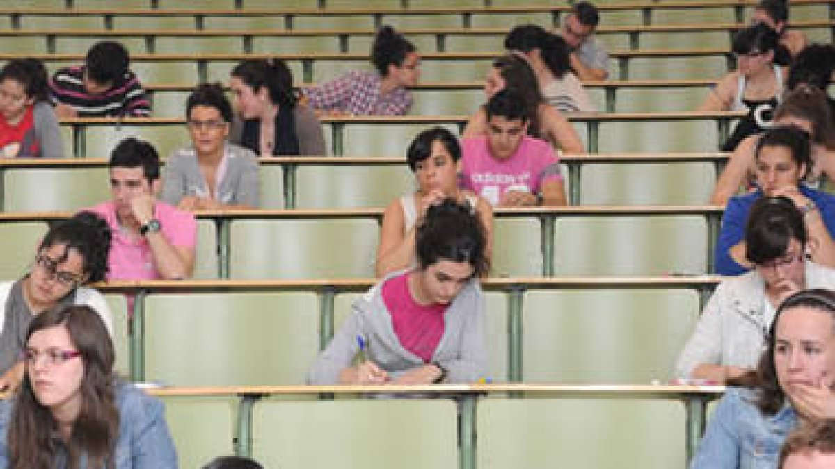 Algunos de los estudiantes que se examinaron de Selectividad en el Campus de Vegazana