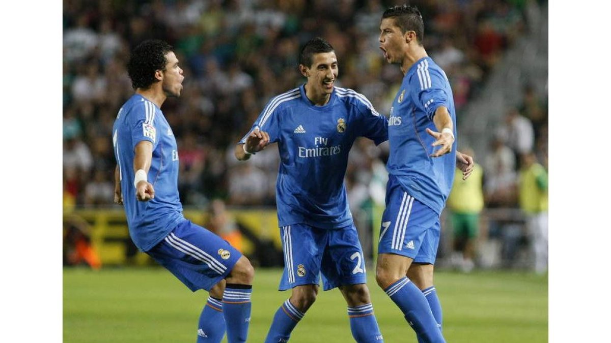 Cristiano Ronaldo es felicitado por Pepe y Di María tras marcar ante el Elche.