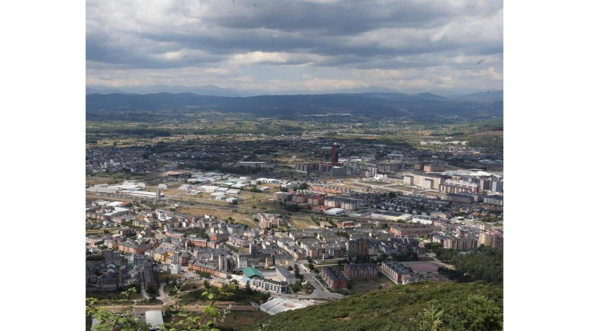 Vista general de Ponferrada en una imagen reciente desde el monte Pajariel. L. DE LA MATA