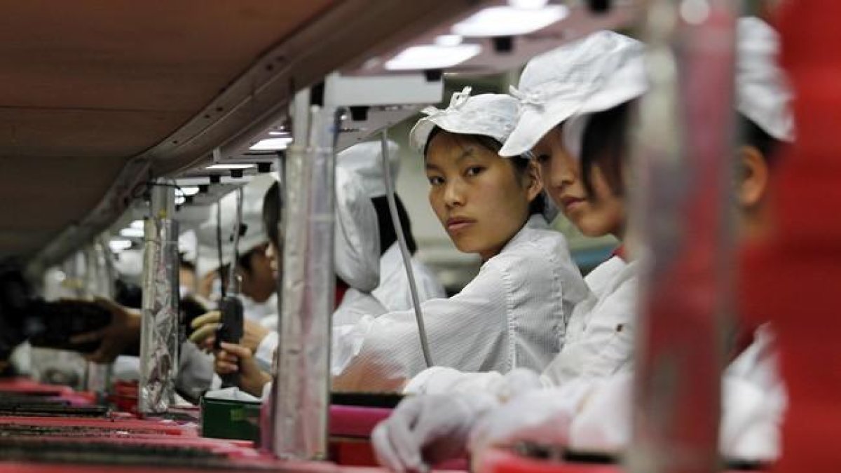Trabajadoras en una cadena de montaje de una factoría de Foxconn en Longhua (sur de China).