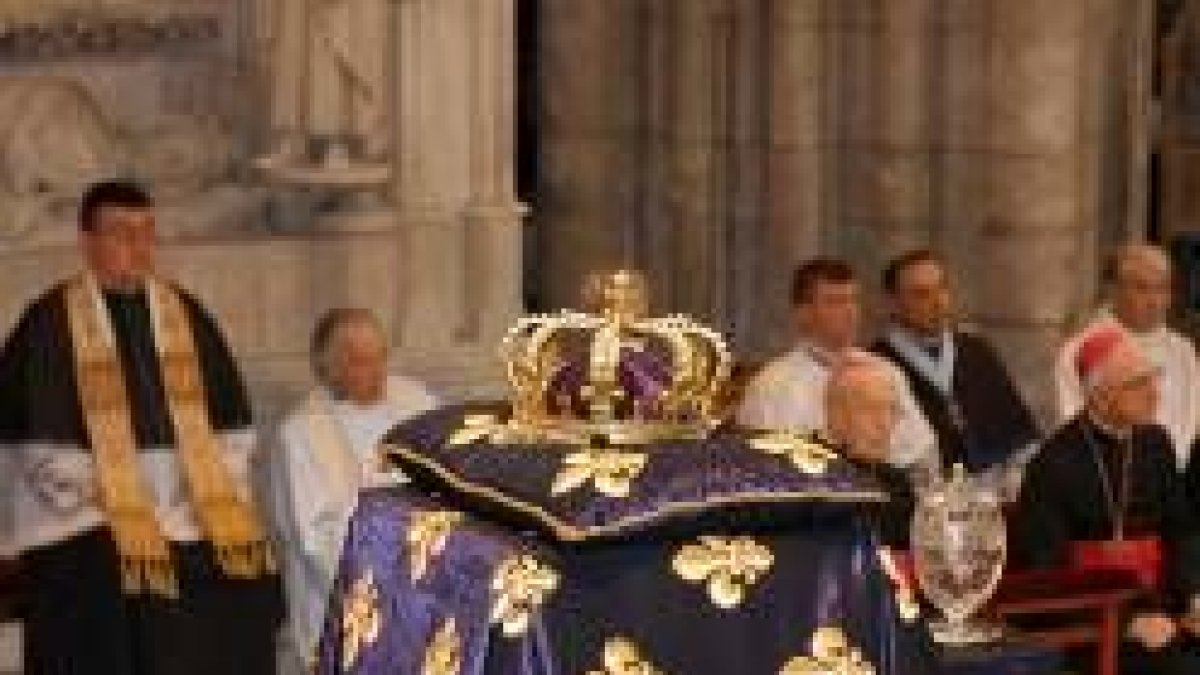 Momento del sepelio de la reliquia de Luis XVII, su corazón