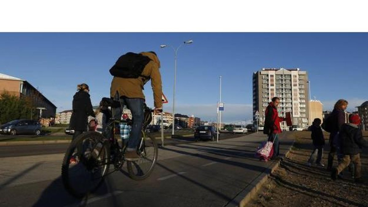 Un alumno se dirige el Campus en bicicleta