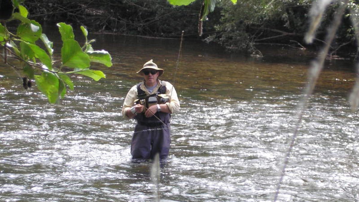Un pescador busca las primeras capturas de la temporada truchera en el río Porma.
