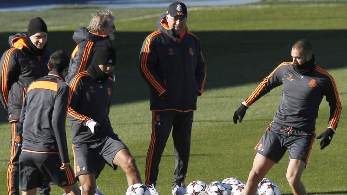 Ancelotti observa a Di María, Casemiro y Benzema en un momento del entrenamiento.