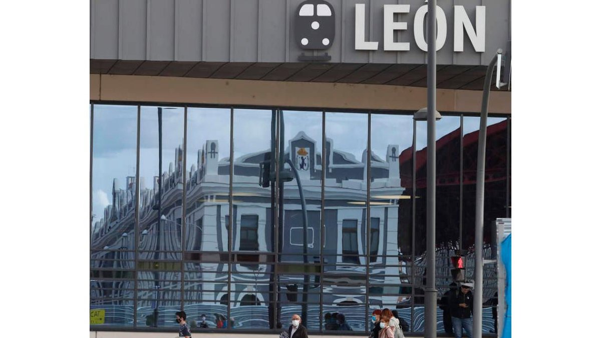 Viajeros a la salida de la estación de León. RAMIRO