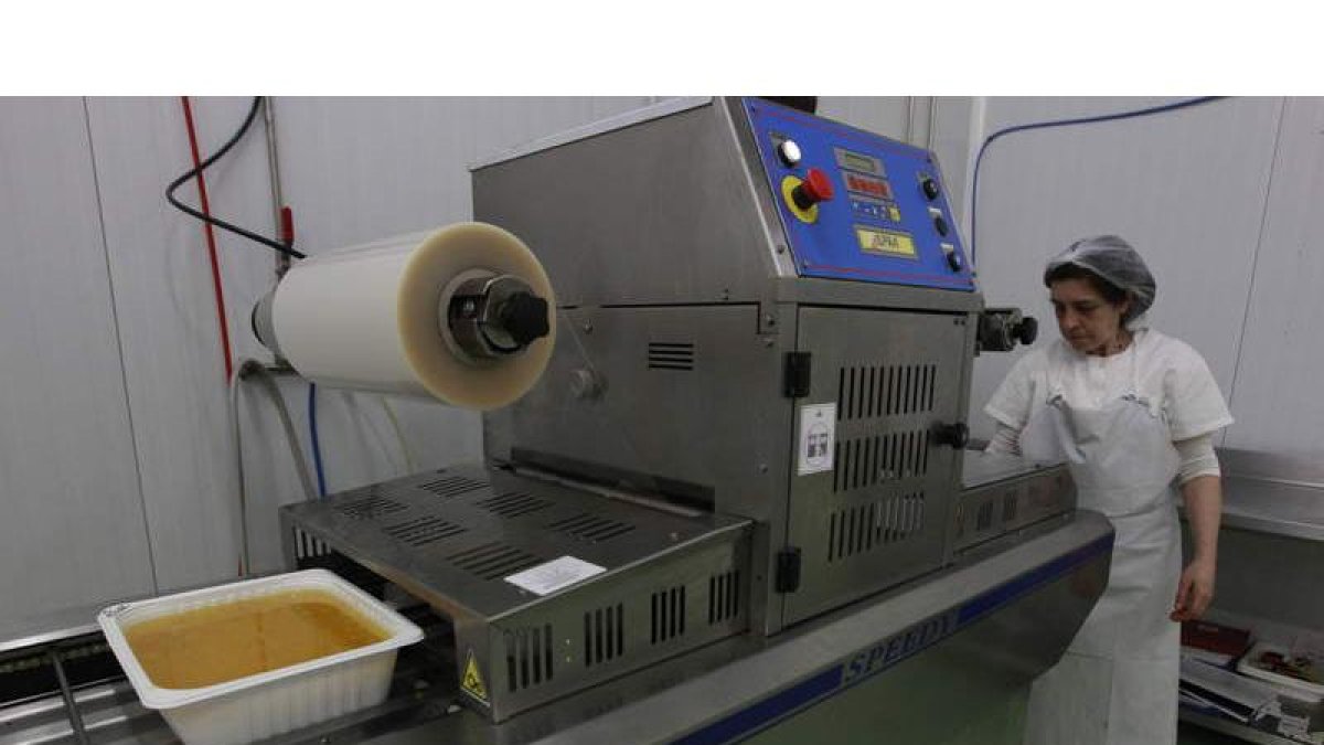 Tanto las instalaciones como el material que se utiliza en la cocina y entre el personal para elaborar menús de celíacos es específico.