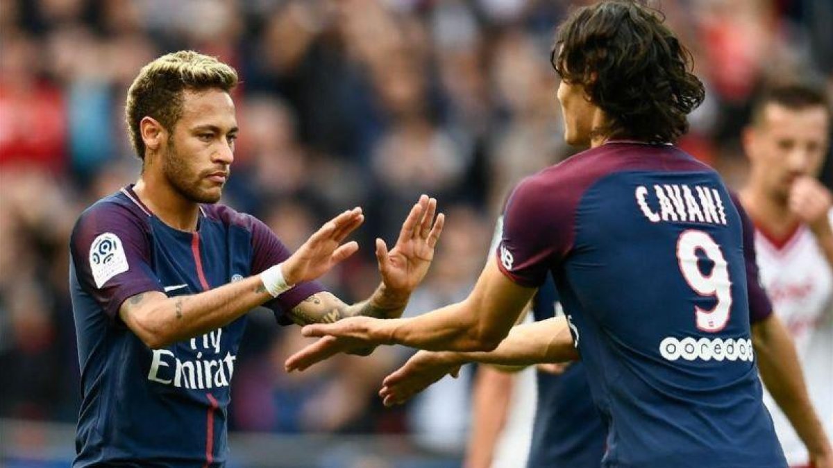 Neymar y Cavani se abrazan tras el gol de penalti del brasileño ante el Girondins.
