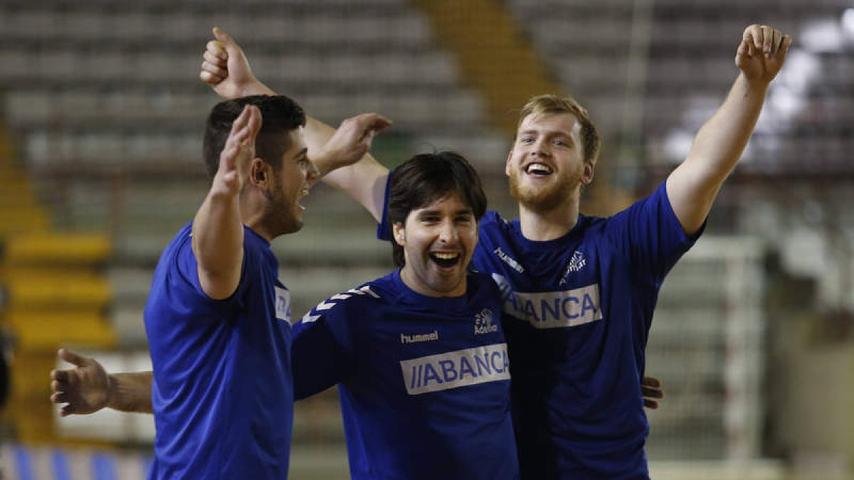 Richi, Mellado y Piñeiro expresan en un entrenameinto el buen momento del Ademar