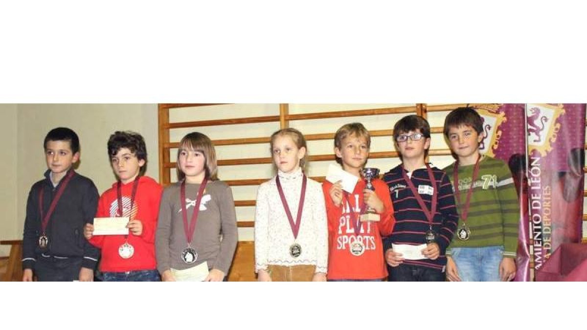 Los vencedores de la categoría prebenjamín posan con sus trofeos.