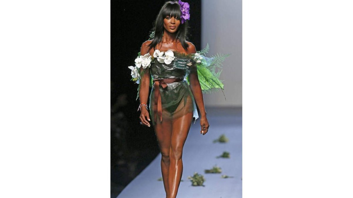 La modelo británica Naomi Campbell luce una creación de Alta Costura del diseñador francés Jean Paul Gaultier, durante un desfile en 2015.