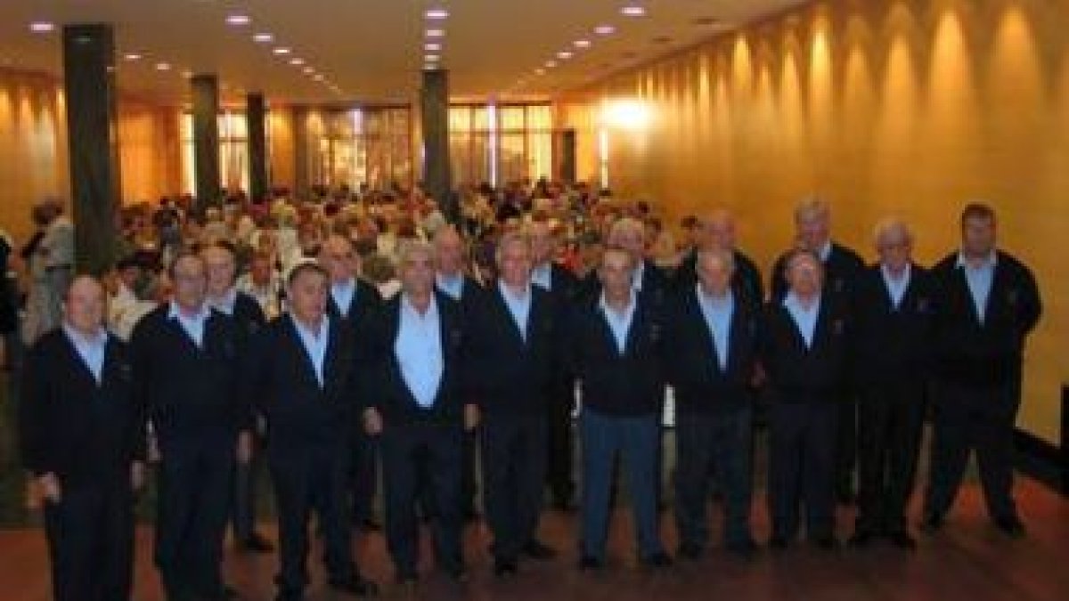 Los participantes en la presentación del disco posaron para la promoción.