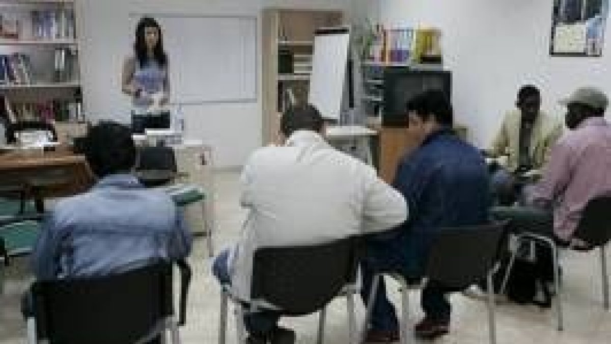 harianos en un aula de orientación sobre las ayudas que pueden recibir en León