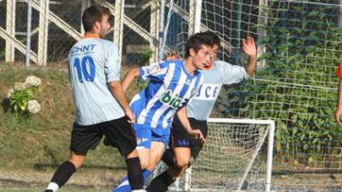 Leoneses y pucelanos pugnan al rebote por un balón.