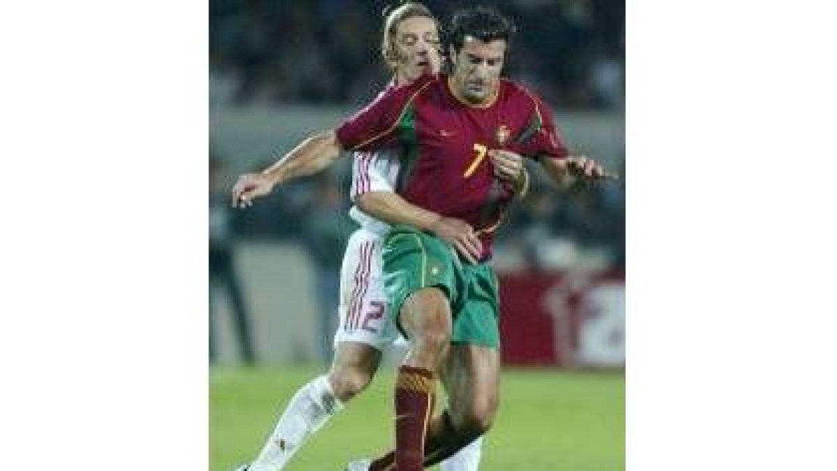 Michel Salgado sujeta desde atrás a Figo en una de las acciones de ayer