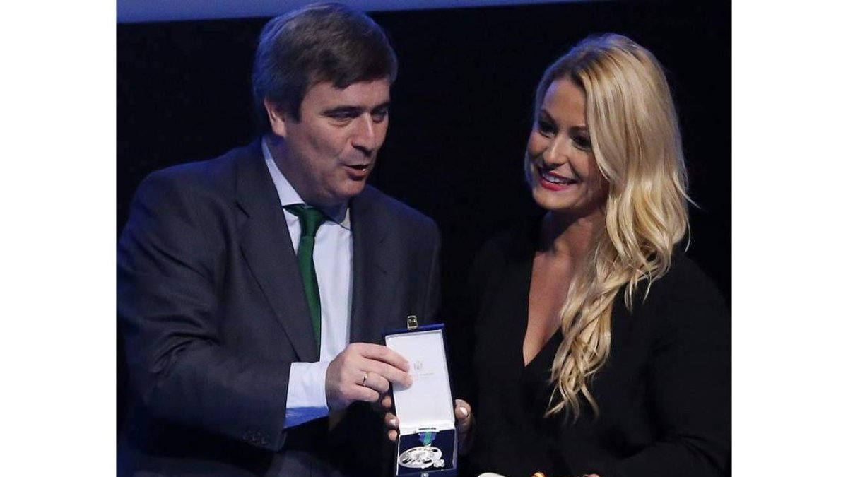 Lidia Valentín en el momento de recibir la medalla de plata de la Real Orden al Mérito Deportivo de manos de Miguel Cardenal, presidente del Consejo Superior de Deportes.