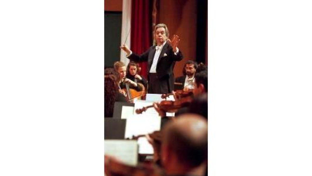 El director Ros Marbá pondrá esta noche en el atril obras de Mozart