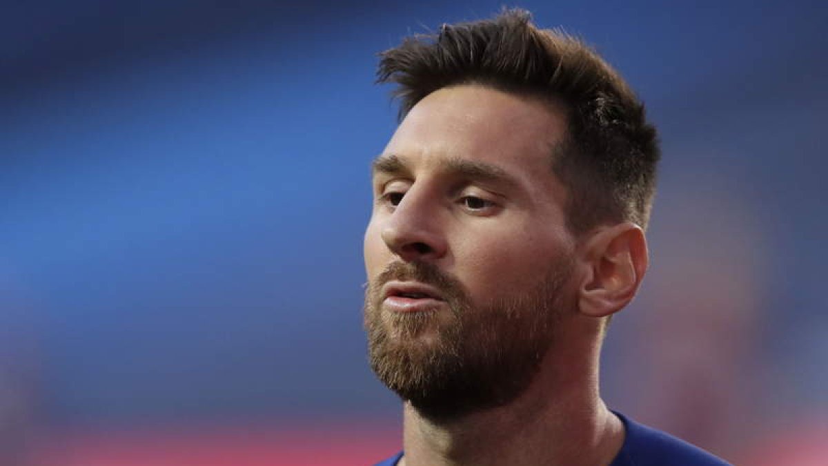 Messi rompió ayer su silencio para anunciar que se queda un año más en el Barcelona. MANU FERNÁNDEZ