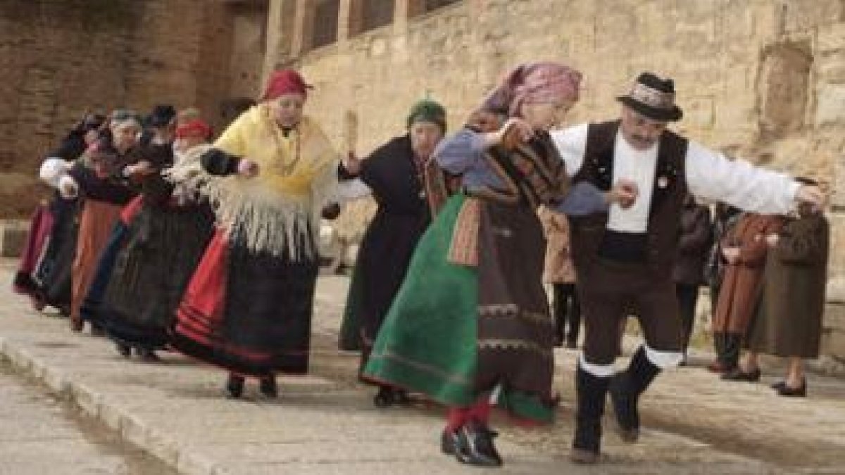 La fiesta fue amenizada por el grupo de danzas regionales «Abesedo»