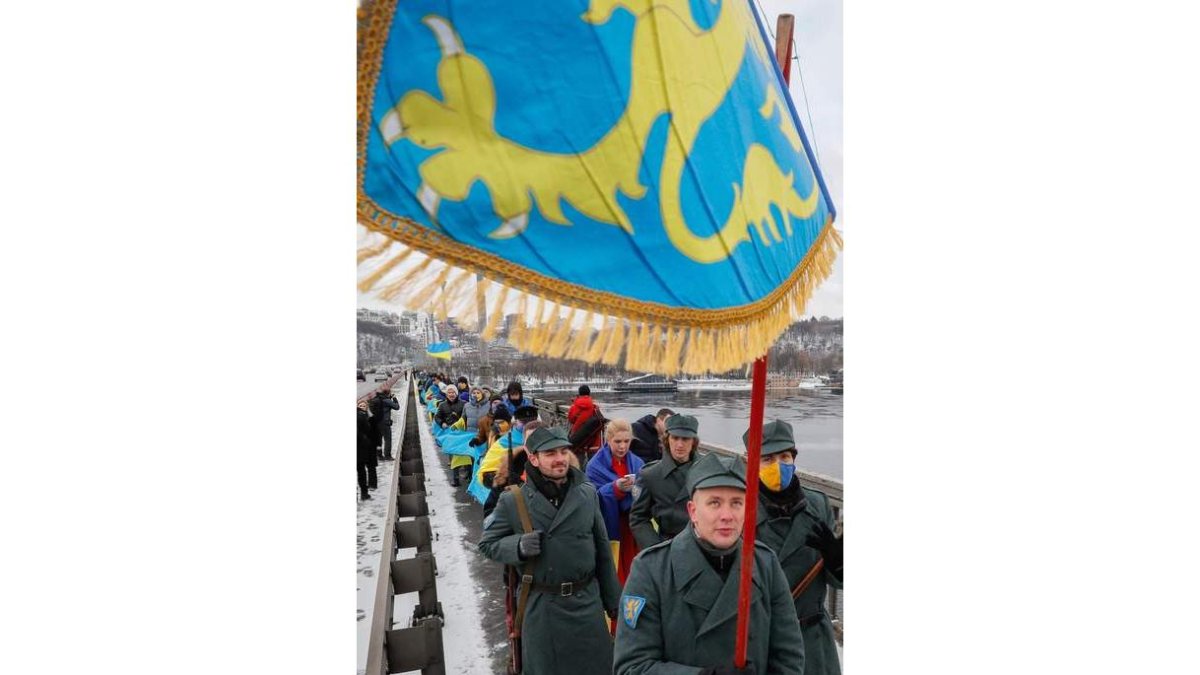 Marcha en Kiev a favor de la paz entre Ucrania y Rusia. SERGEY DOLZHENKO