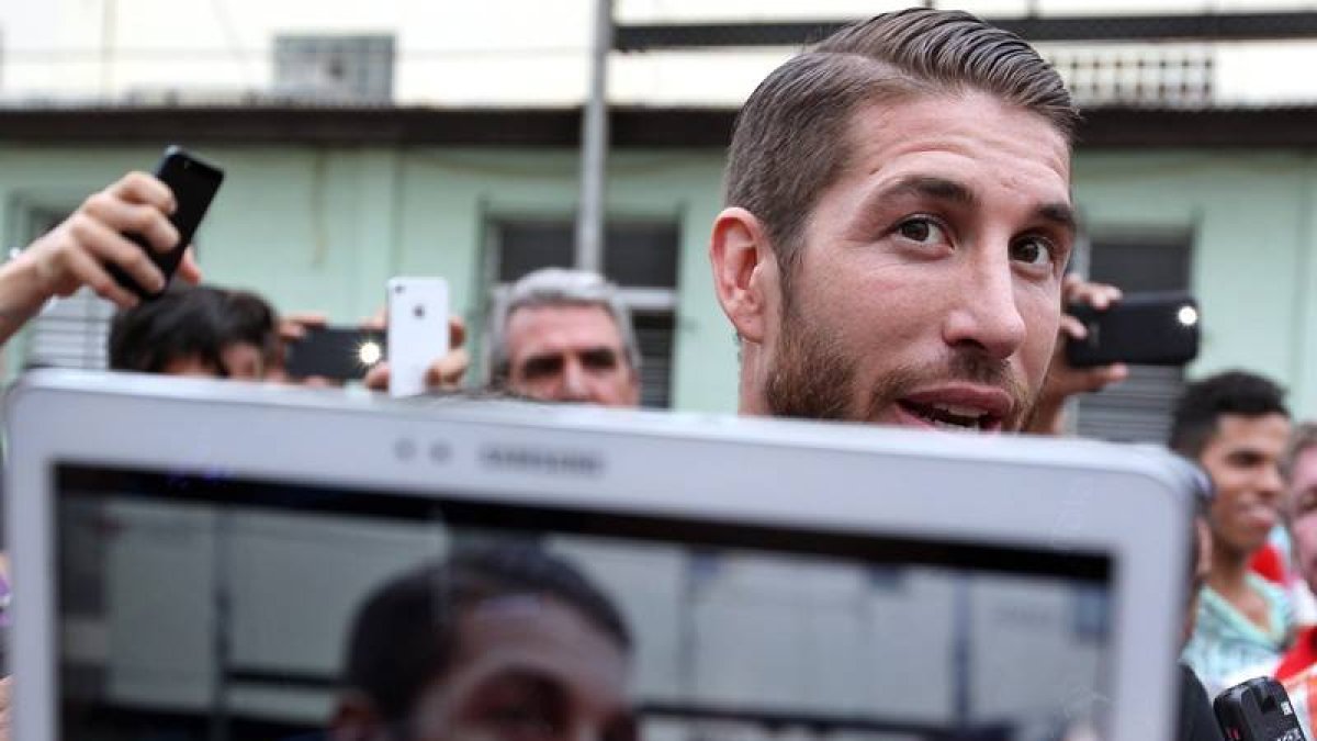 El futbolista del Real Madrid Sergio Ramos (c) conversa con la prensa antes de jugar un pequeño partido