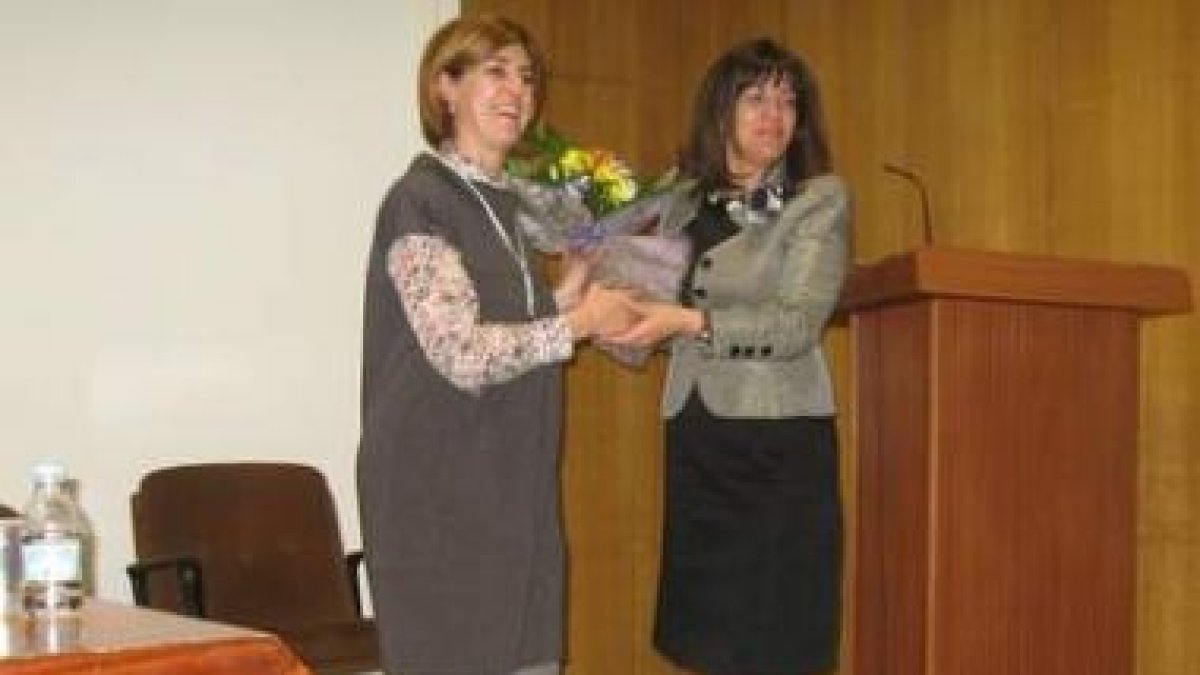 Ana Rojo (izquierda) y María Méndez (derecha) durante el homenaje