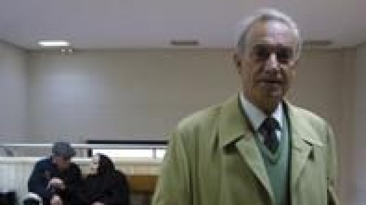 Casiano García Nicolás, a la puerta del juzgado que en enero le dio derecho a la reclamación