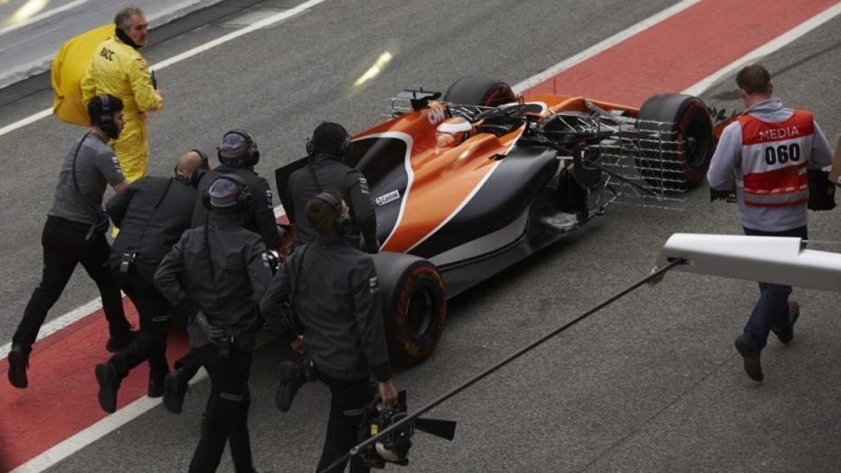 McLaren no mejora en las pruebas de Montmeló El coche de Vandoorne, el compañero de Alonso, se ha parado también en la primera vuelta COMENTARIOS0 McLaren no mejora en las pruebas de Montmeló EFE / ALEJANDRO GARCIA Los mecánicos de McLaren empujan el co