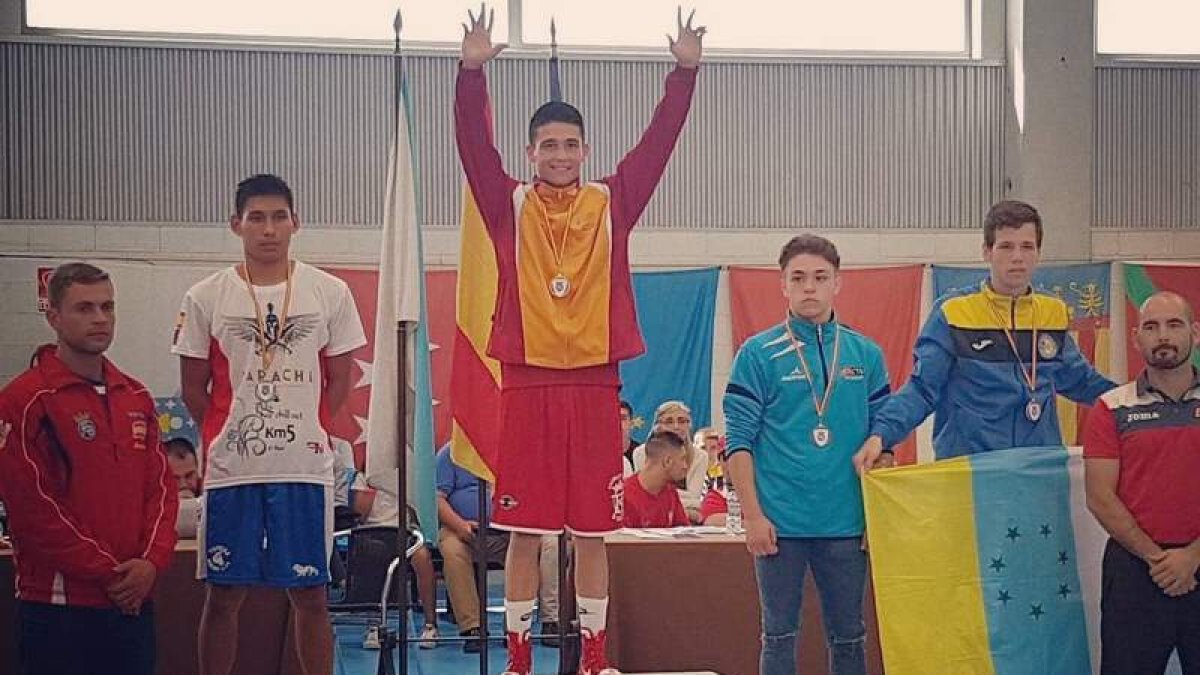 Antonio Barrul, en lo más alto del podio, logró el campeonato de Jóvenes Valores. DL