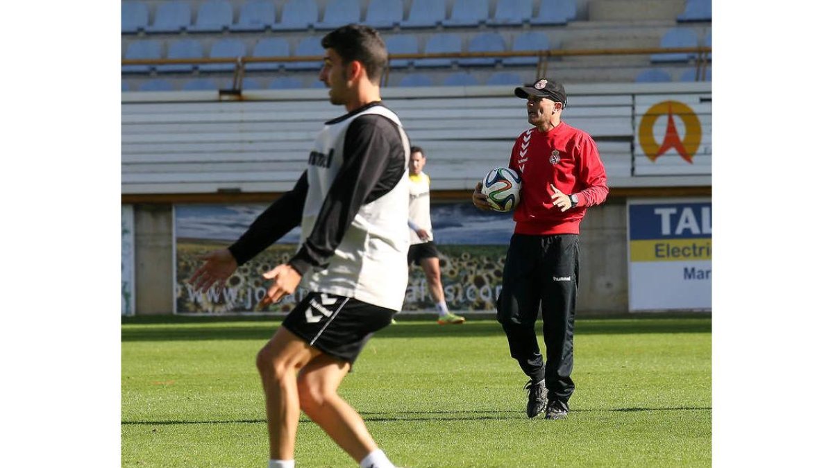 Javier Cabello, a la derecha, dirige el entrenamiento de la Cultural