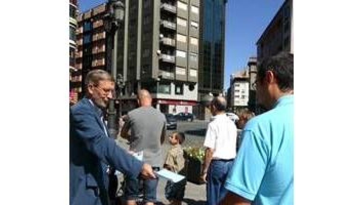 Carballo reparte octavillas informativas sobre la campaña del PRB