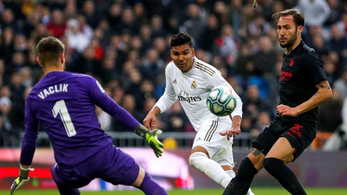 Casemiro, en el centro de la imagen, volverá a ser decisivo para el Madrid ante el Sevilla. E. NARANJO