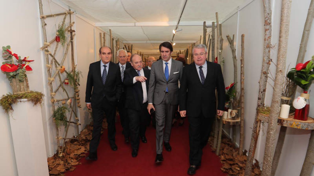 El Procurador del Común, Tomás Quintana, el alcalde de Bembibre, José Manuel Otero, Suárez-Quiñones y el senador Rodríguez Hevia. ANA F. BARREDO