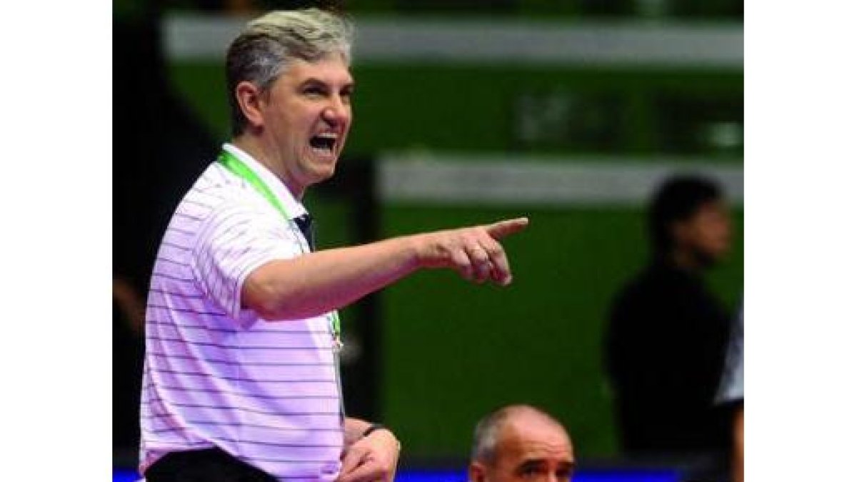 José Venancio López dirigiendo a la selección española.