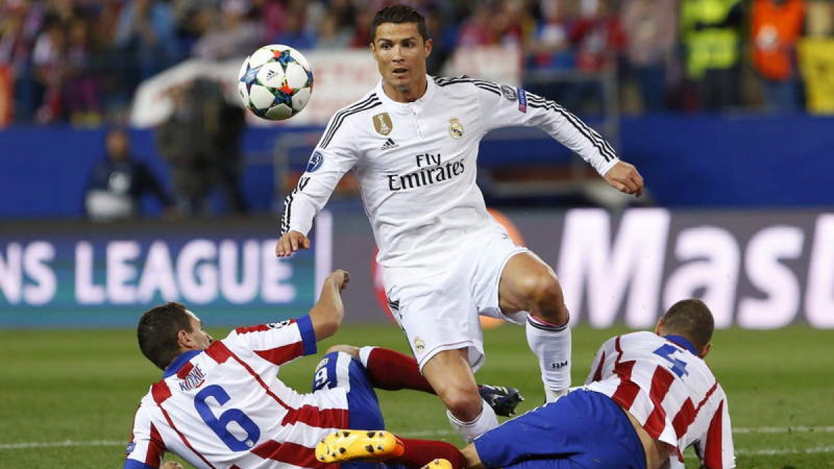 El futbolista portugués Cristiano Ronaldo, durante uno de los derbis entre el Atlético y el Real Madrid. ALBERTO MARTÍN