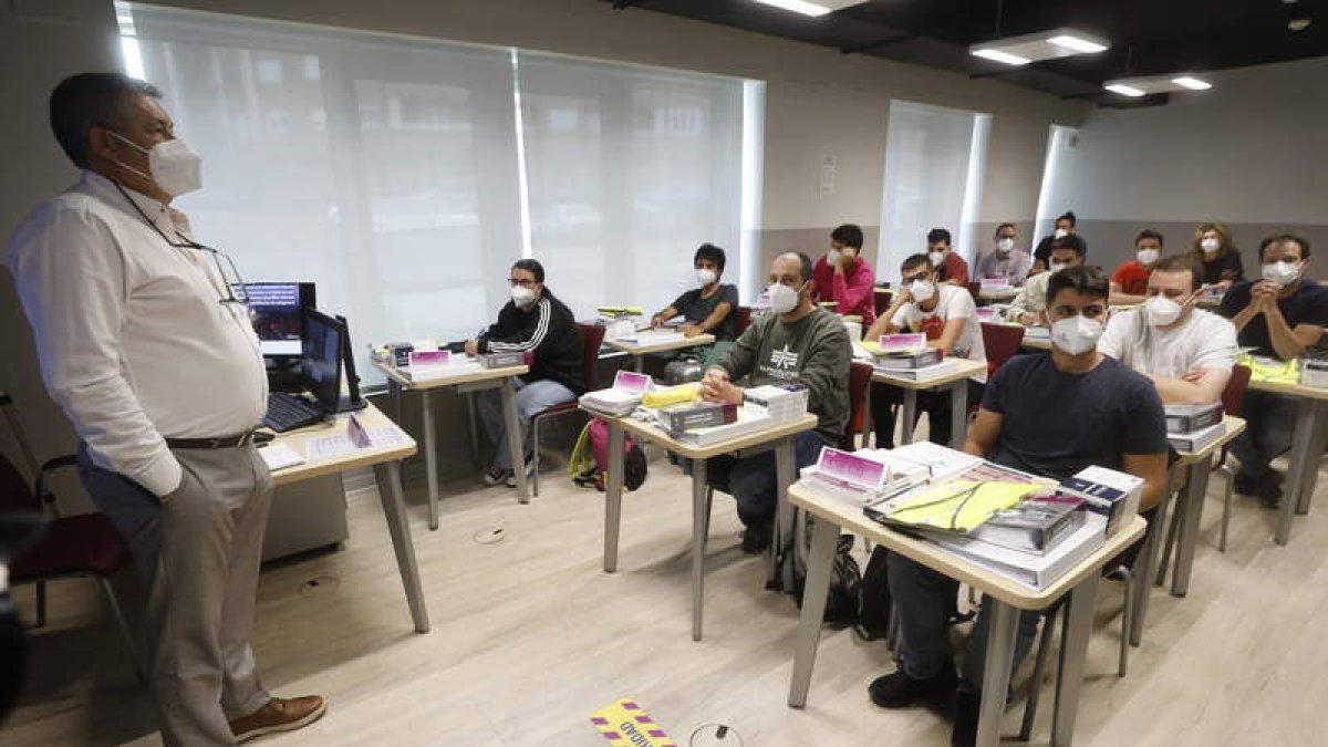 Una de las aulas con los alumnos de esta nueva promoción de maquinistas. RAMIRO