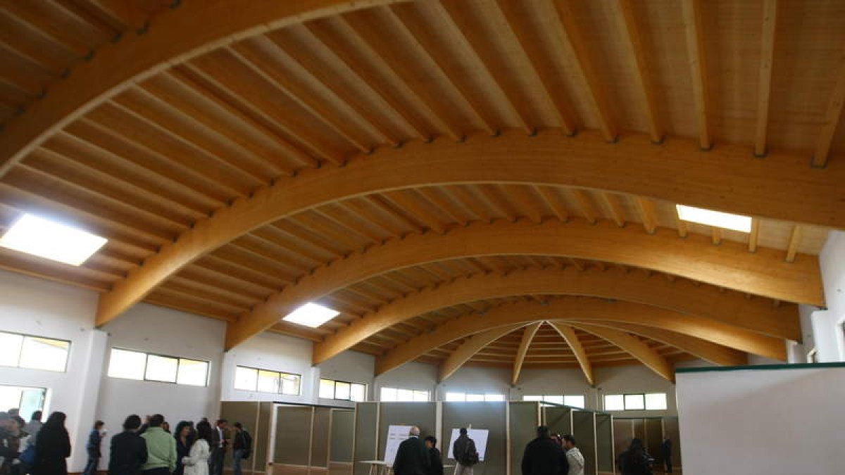 Cacabelos todavía está devolviendo las ayudas que recibió para edificar el recinto ferial. L. DE LA MATA
