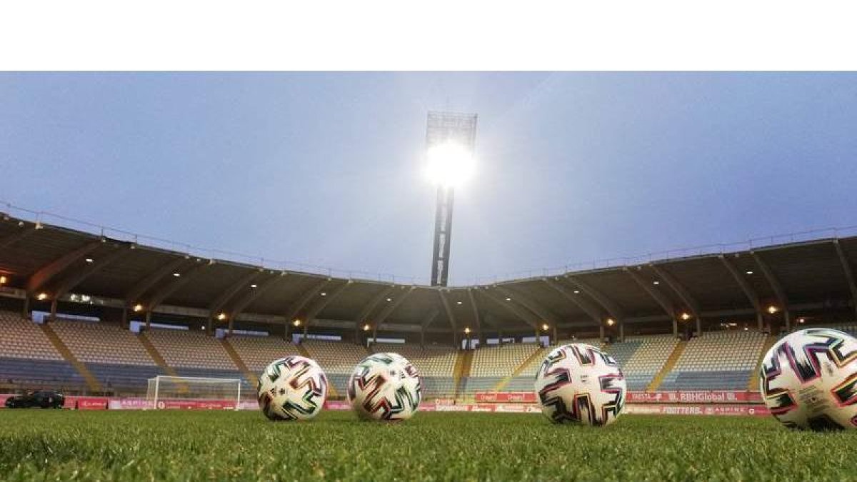 El estadio Reino de León se ha quedado vacío al no poder disputar la Cultural el encuentro previsto para esta tarde frente al Sporting B a causa del covid 19. CYDL