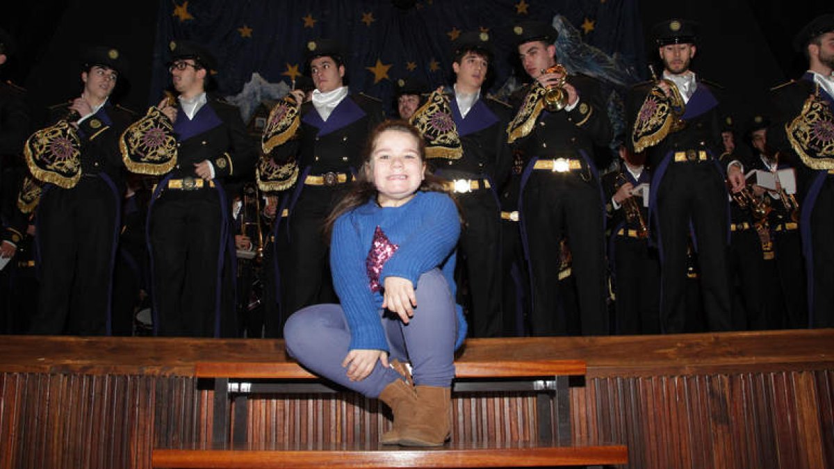 Aurora posa con los integrantes de la agrupación musical que han participado en el concierto benéfico en Maristas