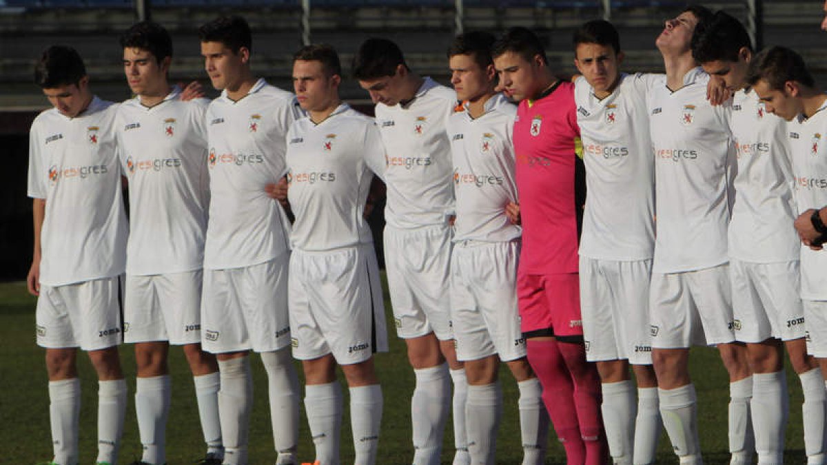 Formación inicial de la Peña que se midió al Real Madrid en el Área Deportiva de Puente Castro.